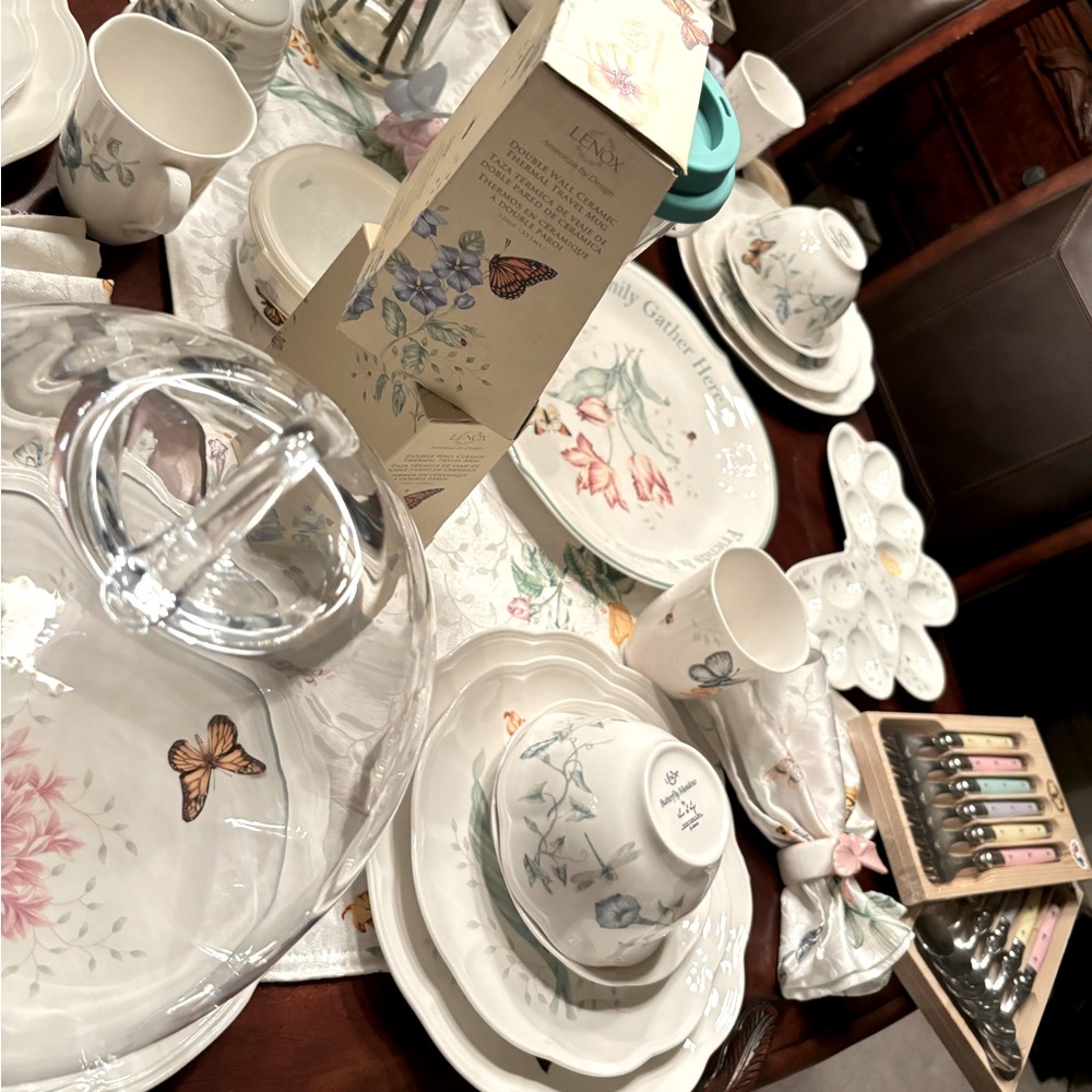 Lenox colorful Butterfly meadow set with scalloped edge.